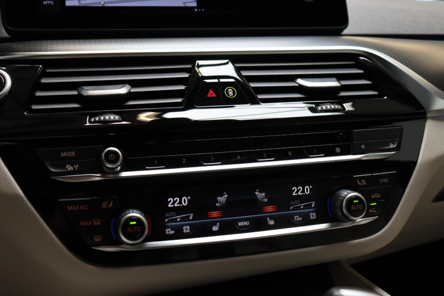BMW 5 Serie Touring 530e xDrive High Executive M Sport Pakket Automaat / Live Cockpit Professional / Driving Assistant Professional / Laserlicht / Panoramadak / Trekhaak / Stuurwielverwarming / Ambiance Verlichting / Stoelverwarming voor+achter / Head-Up Display / DAB / Hifi / Sportstoelen
