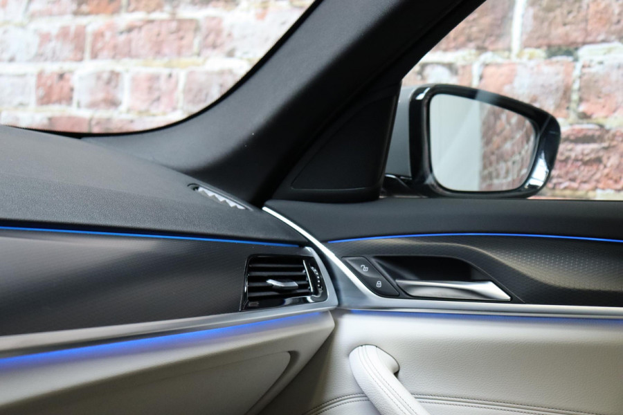 BMW 5 Serie Touring 530e xDrive High Executive M Sport Pakket Automaat / Live Cockpit Professional / Driving Assistant Professional / Laserlicht / Panoramadak / Trekhaak / Stuurwielverwarming / Ambiance Verlichting / Stoelverwarming voor+achter / Head-Up Display / DAB / Hifi / Sportstoelen