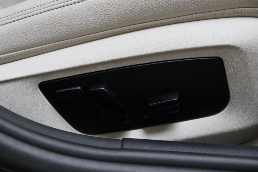 BMW 5 Serie Touring 530e xDrive High Executive M Sport Pakket Automaat / Live Cockpit Professional / Driving Assistant Professional / Laserlicht / Panoramadak / Trekhaak / Stuurwielverwarming / Ambiance Verlichting / Stoelverwarming voor+achter / Head-Up Display / DAB / Hifi / Sportstoelen