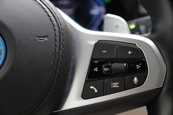 BMW 5 Serie Touring 530e xDrive High Executive M Sport Pakket Automaat / Live Cockpit Professional / Driving Assistant Professional / Laserlicht / Panoramadak / Trekhaak / Stuurwielverwarming / Ambiance Verlichting / Stoelverwarming voor+achter / Head-Up Display / DAB / Hifi / Sportstoelen
