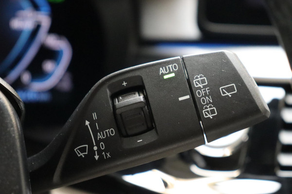 BMW 5 Serie Touring 530e xDrive High Executive M Sport Pakket Automaat / Live Cockpit Professional / Driving Assistant Professional / Laserlicht / Panoramadak / Trekhaak / Stuurwielverwarming / Ambiance Verlichting / Stoelverwarming voor+achter / Head-Up Display / DAB / Hifi / Sportstoelen