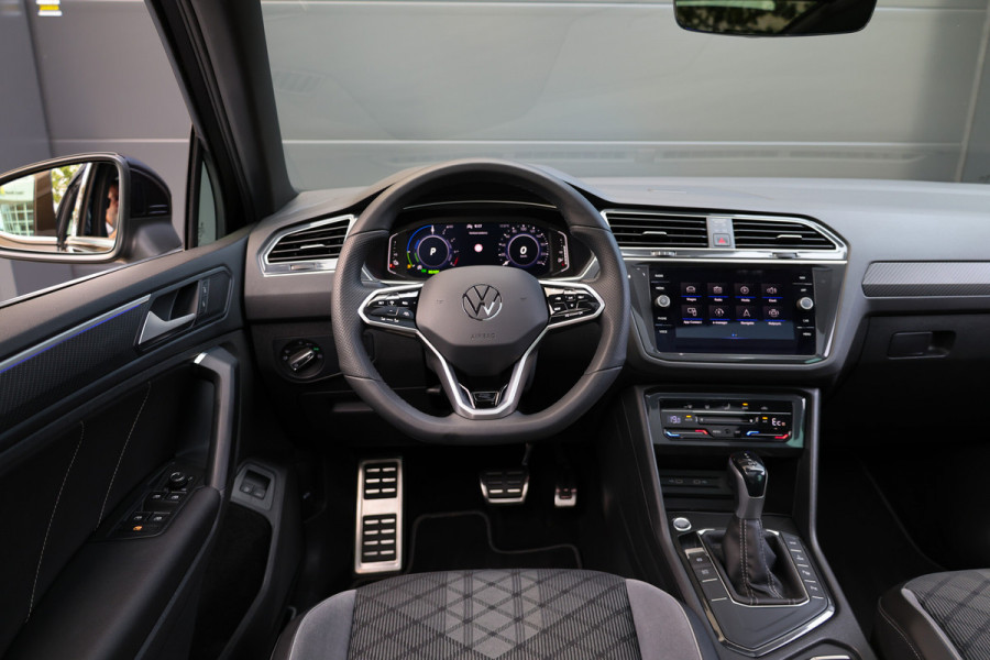 Volkswagen Tiguan 1.4 TSI eHybrid R-Line Business | BTW | PANORAMADAK | IQ-LIGHT | KEYLESS | ACC | ELEK KOFFERKLEP |