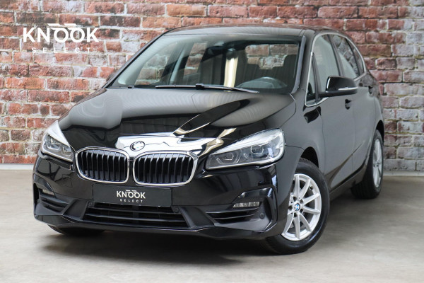 BMW 2 Serie Active Tourer 218i Executive Automaat / Navigatie / Trekhaak / Achteruitrijcamera / Climate Control / Sportstoel / Cruise Control / Bluetooth / Chrome Line / 16 Inch / Parkeerassistent / LED