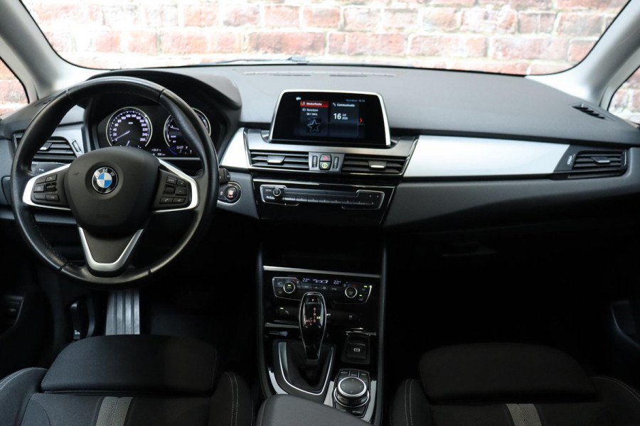 BMW 2 Serie Active Tourer 218i Executive Automaat / Navigatie / Trekhaak / Achteruitrijcamera / Climate Control / Sportstoel / Cruise Control / Bluetooth / Chrome Line / 16 Inch / Parkeerassistent / LED