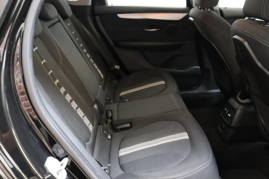 BMW 2 Serie Active Tourer 218i Executive Automaat / Navigatie / Trekhaak / Achteruitrijcamera / Climate Control / Sportstoel / Cruise Control / Bluetooth / Chrome Line / 16 Inch / Parkeerassistent / LED