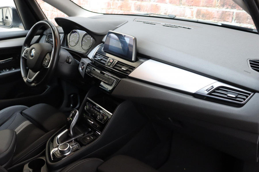 BMW 2 Serie Active Tourer 218i Executive Automaat / Navigatie / Trekhaak / Achteruitrijcamera / Climate Control / Sportstoel / Cruise Control / Bluetooth / Chrome Line / 16 Inch / Parkeerassistent / LED