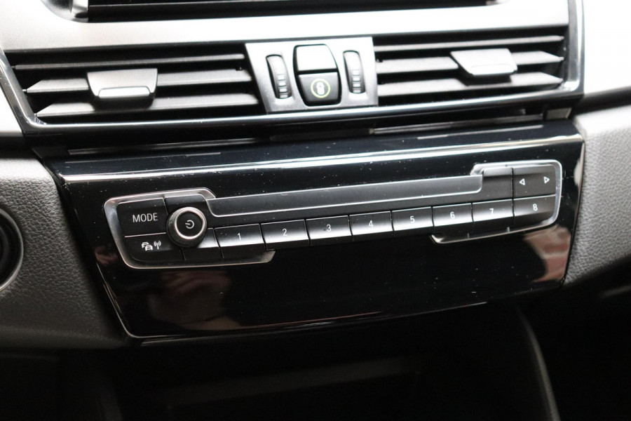 BMW 2 Serie Active Tourer 218i Executive Automaat / Navigatie / Trekhaak / Achteruitrijcamera / Climate Control / Sportstoel / Cruise Control / Bluetooth / Chrome Line / 16 Inch / Parkeerassistent / LED