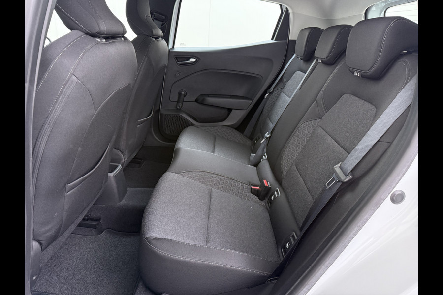 Renault Clio **Gereserveerd** TCe 92pk 5drs Navi CruiseControl Dab Apple/Android Usb Bordherk. Lane-dep. Botswaarsch. Led Start/Stop Isofix Boordcomputer Bluetooth Elek.Ramen/Spiegels 1.0 TCe Zen