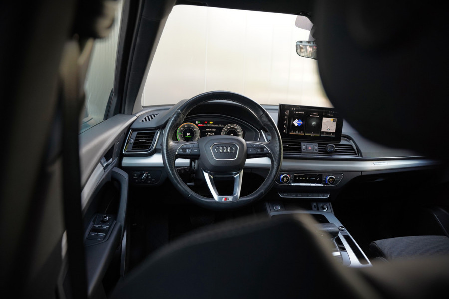 Audi Q5 50 TFSI e S edition Competition S-Line | Panoramadak | Stoelverwarming | Keyless | Matrix LED | Camera | Apple Carplay | Navigatie | Cruise Control | Ambiance Verlichting |