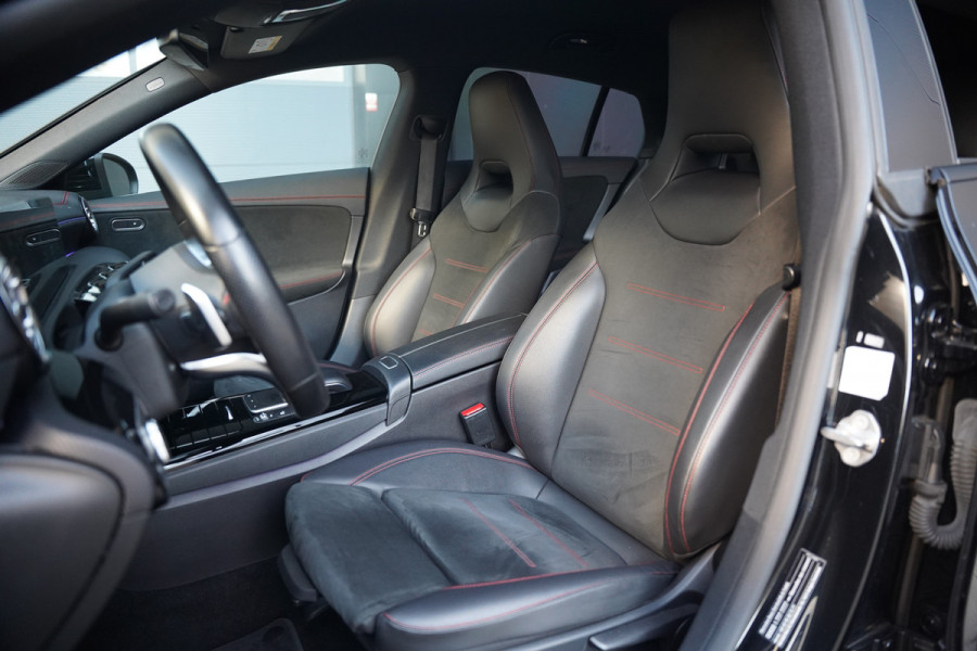Mercedes-Benz CLA-Klasse 180 Business Solution AMG | Stoelverwarming | Parkeersensoren | Navigatie | Cruise Control | Ambiance Verlichting | Keyless | Camera | Climate Control