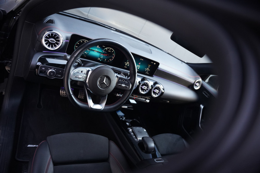 Mercedes-Benz CLA-Klasse 180 Business Solution AMG | Stoelverwarming | Parkeersensoren | Navigatie | Cruise Control | Ambiance Verlichting | Keyless | Camera | Climate Control