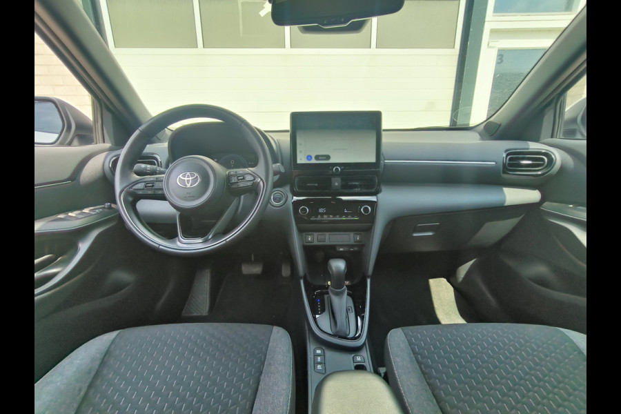 Toyota Yaris Cross 1.5 Hybrid 115 First Edition uit 2025 Rijklaar + Fabrieksgarantie Henk Jongen Auto's in Helmond,  al 50 jaar service zoals 't hoort!