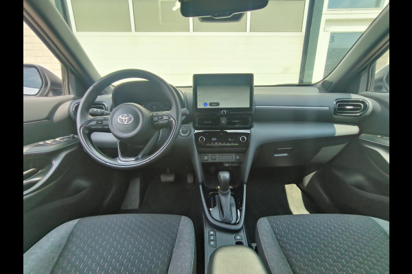 Toyota Yaris Cross 1.5 Hybrid 115 First Edition uit 2025 Rijklaar + Fabrieksgarantie Henk Jongen Auto's in Helmond,  al 50 jaar service zoals 't hoort!