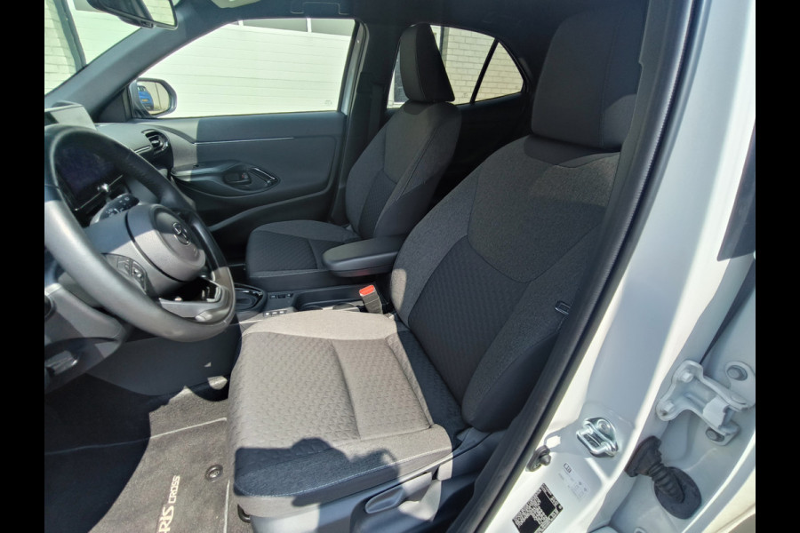 Toyota Yaris Cross 1.5 Hybrid 115 First Edition uit 2025 Rijklaar + Fabrieksgarantie Henk Jongen Auto's in Helmond,  al 50 jaar service zoals 't hoort!