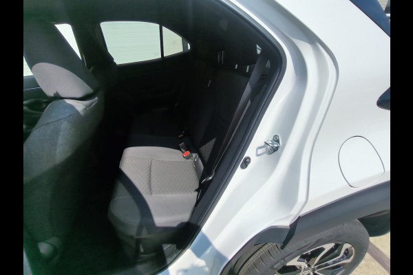 Toyota Yaris Cross 1.5 Hybrid 115 First Edition uit 2025 Rijklaar + Fabrieksgarantie Henk Jongen Auto's in Helmond,  al 50 jaar service zoals 't hoort!