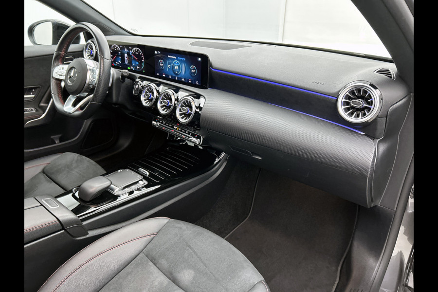 Mercedes-Benz A-Klasse 250 e AMG Plug-In Hybride | AMG-Line interieur | AMG- Line Exterieur | Achteruitrijcamera |  Panorama schuifkanteldak | Sfeerverlichting | Stoelverwarming | navigatie| 24 maanden Certified Mercedes-benz garantie