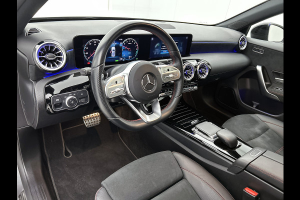 Mercedes-Benz A-Klasse 250 e AMG Plug-In Hybride | AMG-Line interieur | AMG- Line Exterieur | Achteruitrijcamera |  Panorama schuifkanteldak | Sfeerverlichting | Stoelverwarming | navigatie| 24 maanden Certified Mercedes-benz garantie
