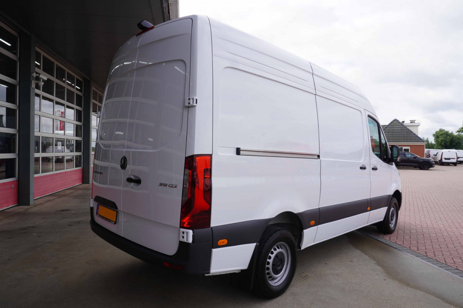 Mercedes-Benz Sprinter 319 CDI 191PK L2H2 RWD Pro Automaat nr.V149 | Airco | Cruise | Camera | geveerde stoel | Trekgewicht 3.500KG