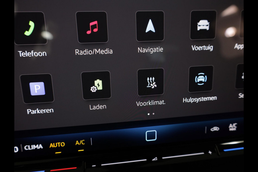Volkswagen Golf 1.5 eHybrid Style Edition 204 pk Automaat (DSG) | Navigatie via App | Parkeersensoren (Park assist) | Achteruitrijcamera | Adaptieve cruise control | Autom. airco (3 zones) |