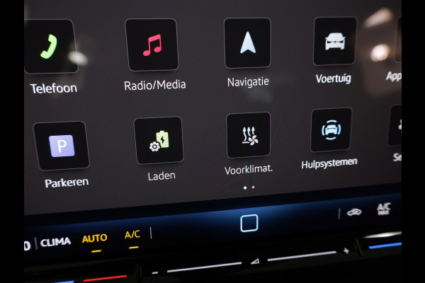 Volkswagen Golf 1.5 eHybrid Style Edition 204 pk Automaat (DSG) | Navigatie via App | Parkeersensoren (Park assist) | Achteruitrijcamera | Adaptieve cruise control | Autom. airco (3 zones) |