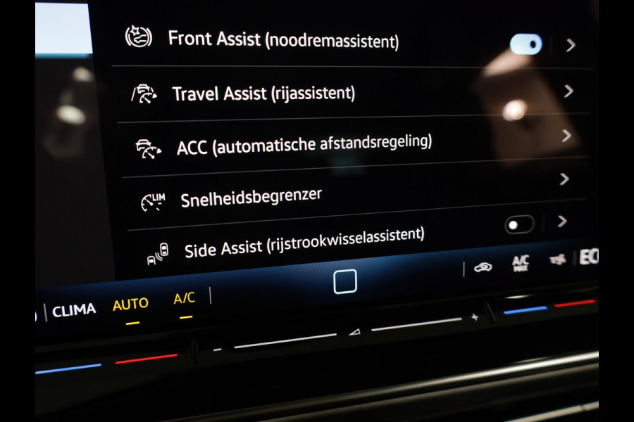 Volkswagen Golf 1.5 eHybrid Style Edition 204 pk Automaat (DSG) | Navigatie via App | Parkeersensoren (Park assist) | Achteruitrijcamera | Adaptieve cruise control | Autom. airco (3 zones) |