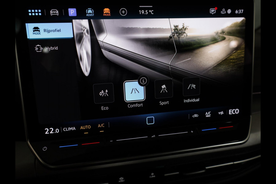 Volkswagen Golf 1.5 eHybrid Style Edition 204 pk Automaat (DSG) | Navigatie via App | Parkeersensoren (Park assist) | Achteruitrijcamera | Adaptieve cruise control | Autom. airco (3 zones) |