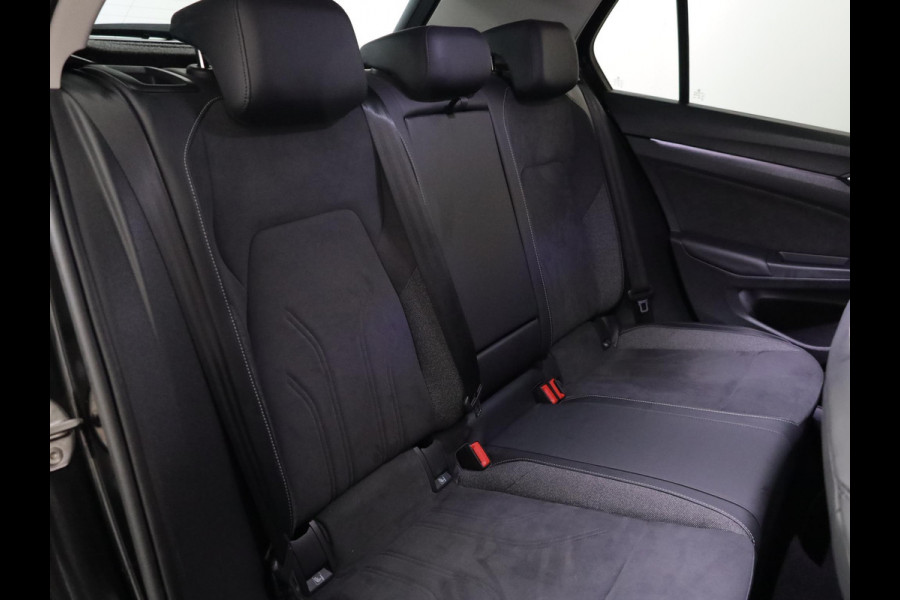 Volkswagen Golf 1.5 eHybrid Style Edition 204 pk Automaat (DSG) | Navigatie via App | Parkeersensoren (Park assist) | Achteruitrijcamera | Adaptieve cruise control | Autom. airco (3 zones) |