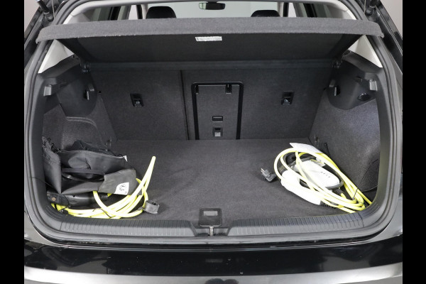Volkswagen Golf 1.5 eHybrid Style Edition 204 pk Automaat (DSG) | Navigatie via App | Parkeersensoren (Park assist) | Achteruitrijcamera | Adaptieve cruise control | Autom. airco (3 zones) |