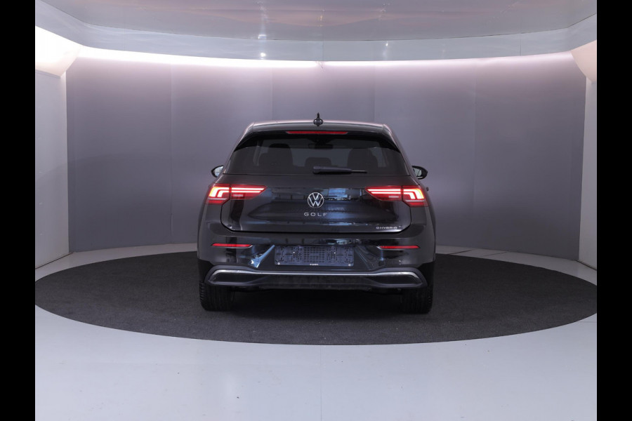 Volkswagen Golf 1.5 eHybrid Style Edition 204 pk Automaat (DSG) | Navigatie via App | Parkeersensoren (Park assist) | Achteruitrijcamera | Adaptieve cruise control | Autom. airco (3 zones) |