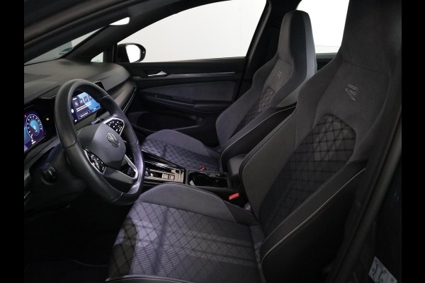 Volkswagen Golf 1.5 eTSI R-Line 130 pk Automaat (DSG) | Navigatie via App | Parkeersensoren | Autom. airco | LED koplampen | R-Line |