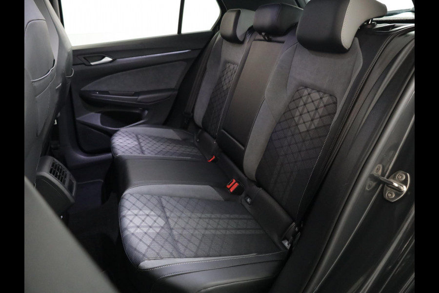 Volkswagen Golf 1.5 eTSI R-Line 130 pk Automaat (DSG) | Navigatie via App | Parkeersensoren | Autom. airco | LED koplampen | R-Line |