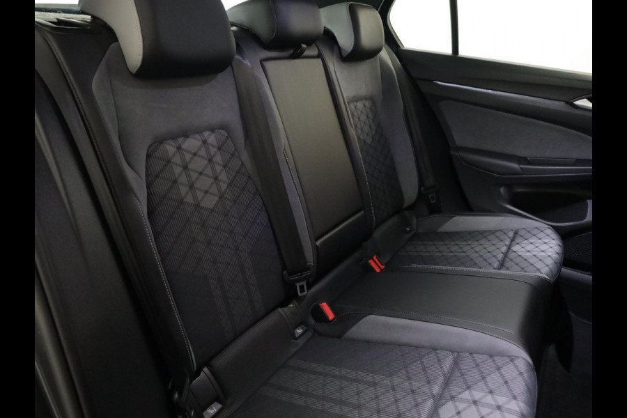 Volkswagen Golf 1.5 eTSI R-Line 130 pk Automaat (DSG) | Navigatie via App | Parkeersensoren | Autom. airco | LED koplampen | R-Line |