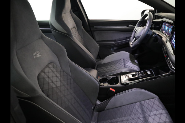 Volkswagen Golf 1.5 eTSI R-Line 130 pk Automaat (DSG) | Navigatie via App | Parkeersensoren | Autom. airco | LED koplampen | R-Line |