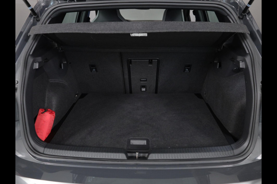 Volkswagen Golf 1.5 eTSI R-Line 130 pk Automaat (DSG) | Navigatie via App | Parkeersensoren | Autom. airco | LED koplampen | R-Line |