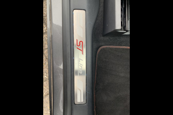 Ford Kuga 2.5 FHEV ST-Line X | 225pk | Trekhaak | Winter Pack | Adaptieve Cruise | Achteruitrijcamera | Apple Carplay & Android Auto | 1.600kg Trekgewicht