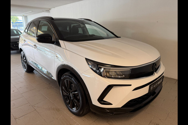 Opel Grandland 1.2 Turbo Ultimate 130PK AUTOMAAT AIRCO NAVI CRUISE LED MATRIX STOELVERW CAM PDC TREKHAAK PRIVACYGLAS NIEUWSTAAT