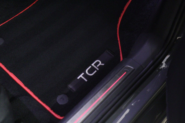 Volkswagen Golf 2.0 TSI GTI TCR /PANO/CARPLAY/CAM/KEYLESS/ACC/LANEASSIST/VOL