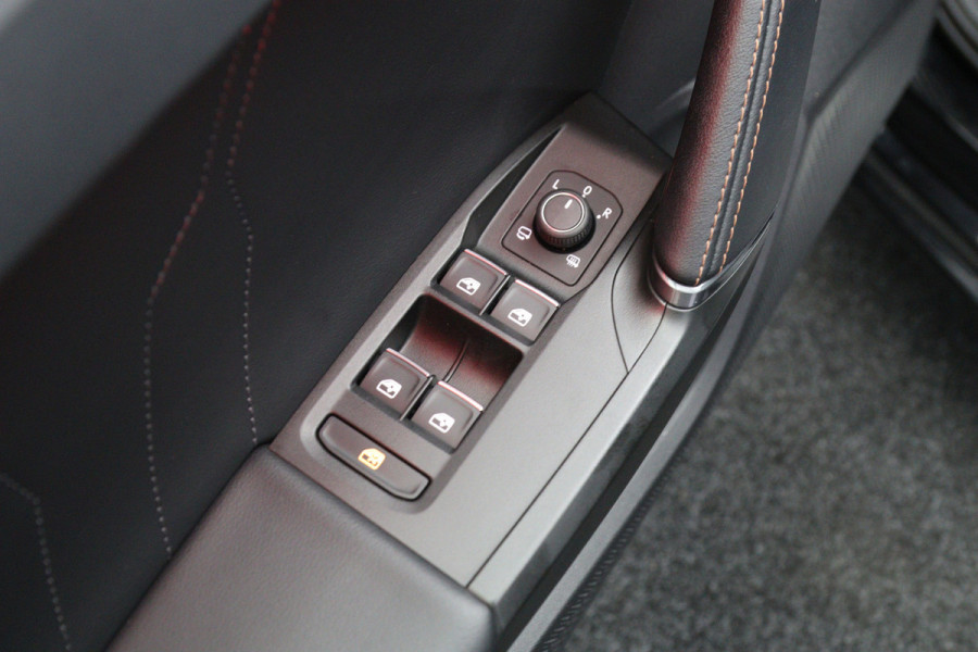 CUPRA Leon Sportstourer 1.4 e-Hybrid 204 PK Business PHEV, Panoramadak, Camera, Winterpakket, Kuipstoelen