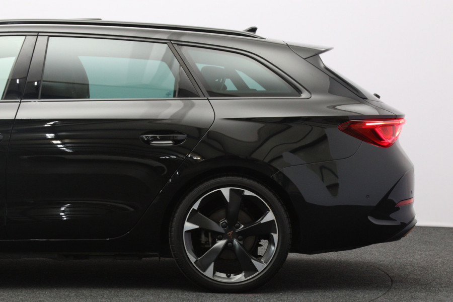 CUPRA Leon Sportstourer 1.4 e-Hybrid 204 PK Business PHEV, Panoramadak, Camera, Winterpakket, Kuipstoelen