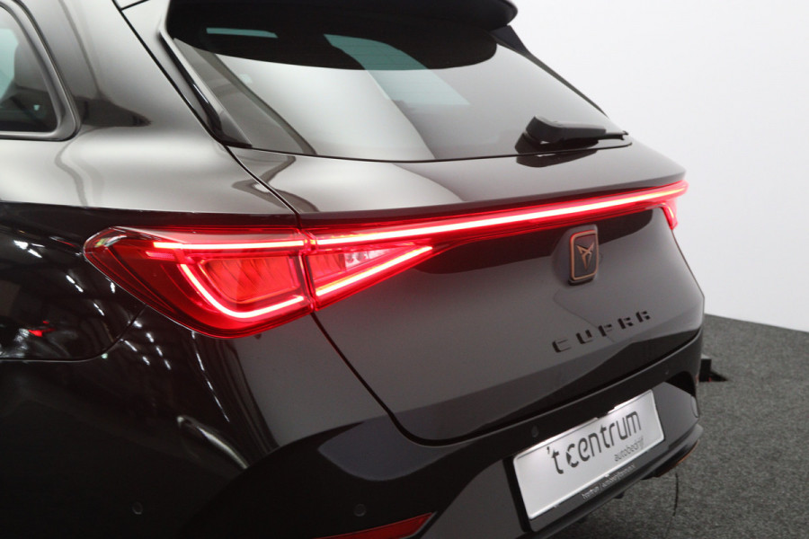 CUPRA Leon Sportstourer 1.4 e-Hybrid 204 PK Business PHEV, Panoramadak, Camera, Winterpakket, Kuipstoelen