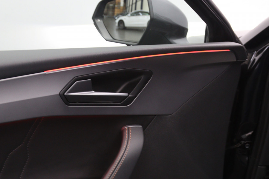 CUPRA Leon Sportstourer 1.4 e-Hybrid 204 PK Business PHEV, Panoramadak, Camera, Winterpakket, Kuipstoelen
