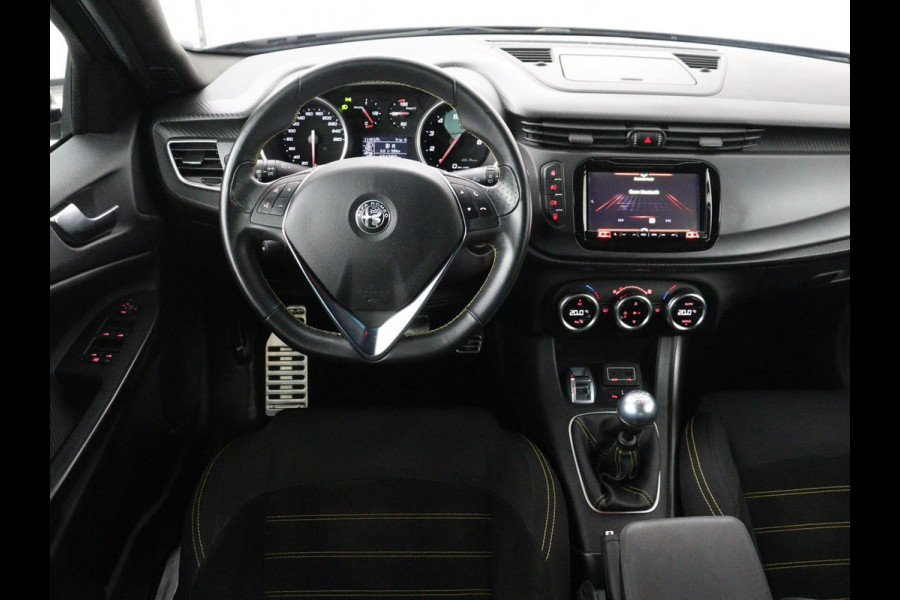 Alfa Romeo Giulietta 1.4 Turbo Sport | Gele accenten | Carplay | Park assist | Climate control | Cruise control | Carbon interieur | Full LED