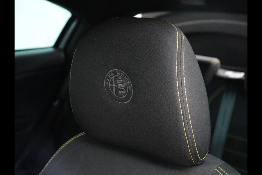 Alfa Romeo Giulietta 1.4 Turbo Sport | Gele accenten | Carplay | Park assist | Climate control | Cruise control | Carbon interieur | Full LED