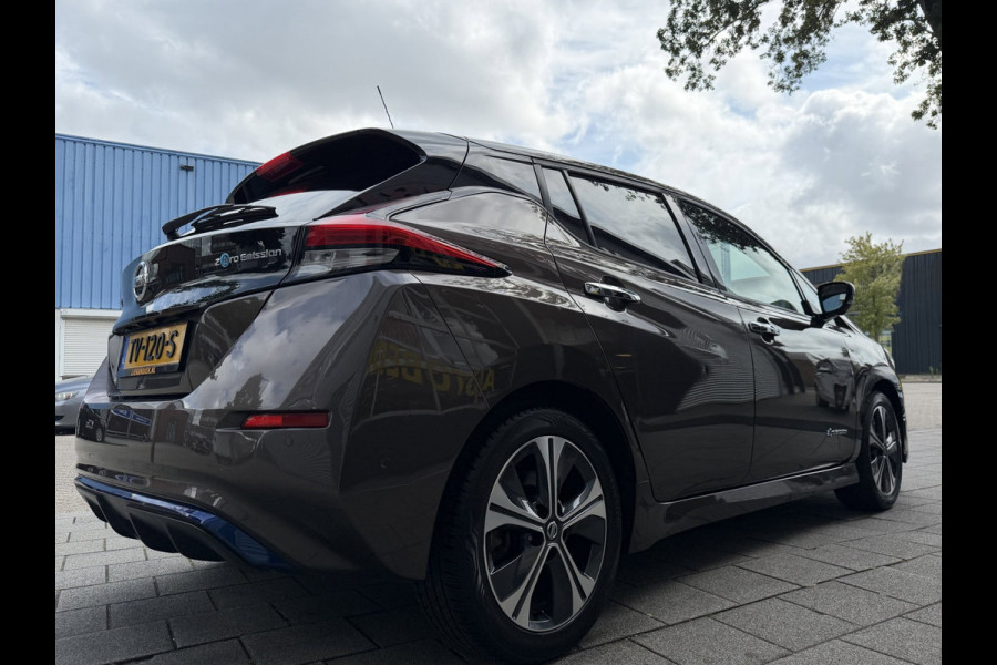Nissan Leaf Tekna 40 kWh - Automaat I Navigatie I Camera 360 I PDC I LED I Leer I Sport velgen I Dealer onderhouden