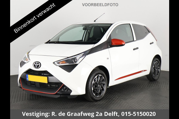 Toyota Aygo 1.0 VVT-i X-Play + Coral Red Pack | Apple Carplay & AndroidAUTO | 1e eigenaar | Dealer Onderhouden | Airco | Privacy Glass |