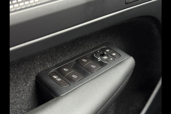 Volvo XC40 2.0 T5 AWD R-Design Intro Edition 1e Eigenaar|Pano|H&K|Camera|Trekhaak|Adap Cruise|Stuur+Stoel verw V+A|Carplay|Elek Achterklep|PDC V+A|N.A.P|APK tot 04-2027