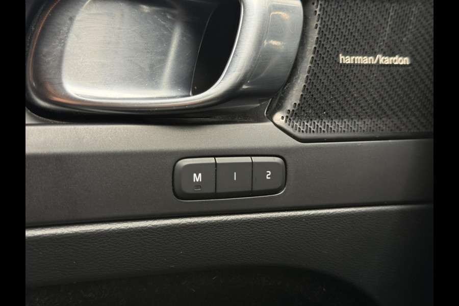 Volvo XC40 2.0 T5 AWD R-Design Intro Edition 1e Eigenaar|Pano|H&K|Camera|Trekhaak|Adap Cruise|Stuur+Stoel verw V+A|Carplay|Elek Achterklep|PDC V+A|N.A.P|APK tot 04-2027