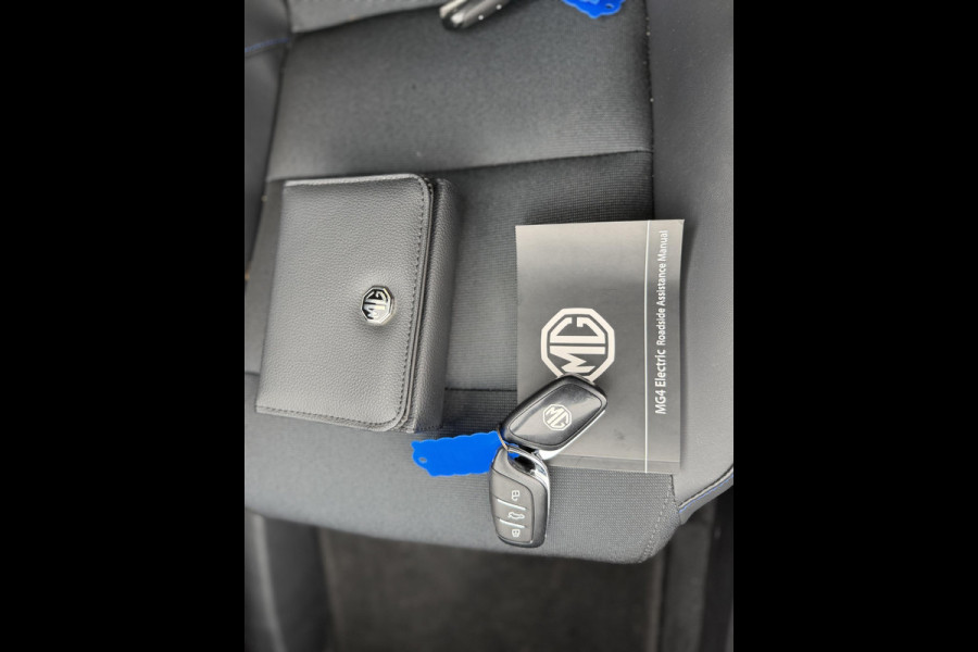 MG Mg4 electric Luxury 64 kWh MG GARANTIE T/M 07-2031| ELEK. STOEL| STOEL + STUURVERWARMING | KEYLESS|  DODE HOEK| VOL OPTIES