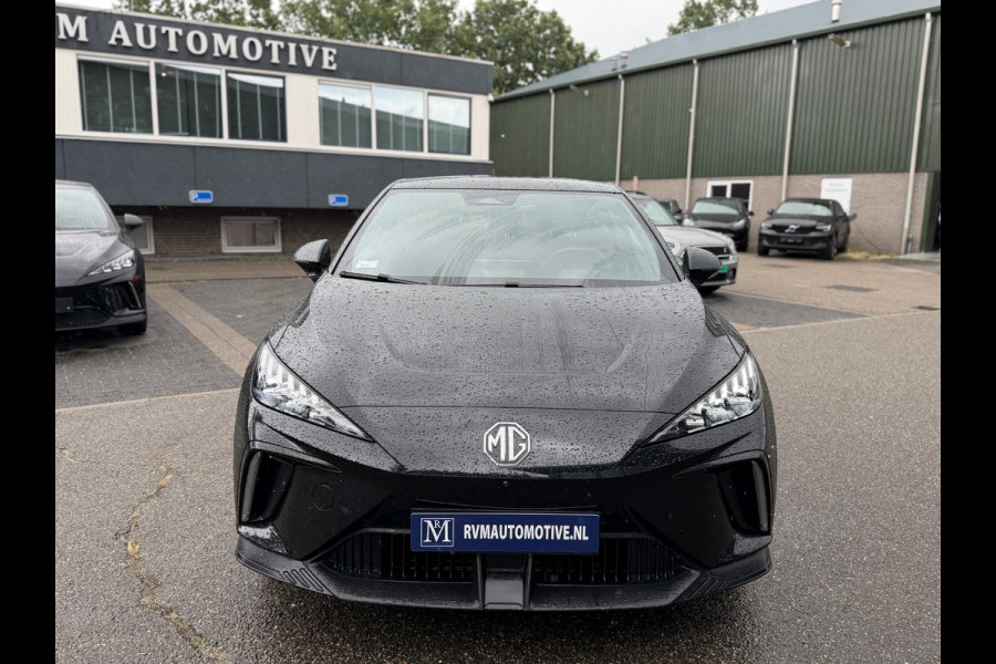 MG Mg4 electric Luxury 64 kWh | 360 CAMERA| 7 JAAR MG GARANTIE T/M 07-2031| ELEK. STOEL| DODE HOEK SENSOR| STOEL + STUURVERWARMING| ADAPTIVE CRUISE CONTROL |