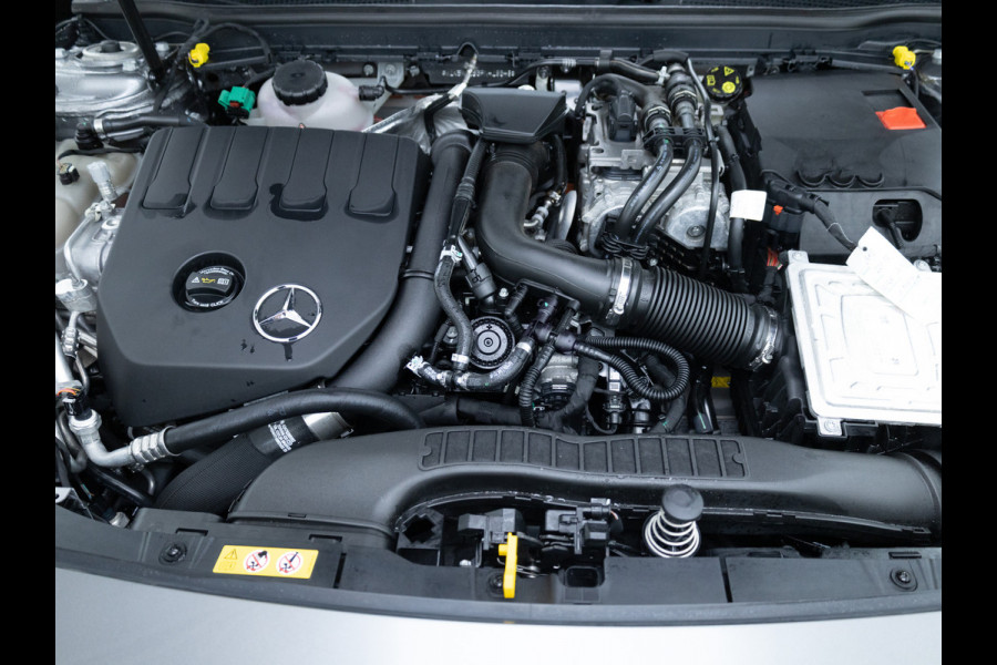Mercedes-Benz CLA-Klasse Shooting Brake 250 e AMG Line Night Pack 218 PK | Panoramadak | 19 inch | Stoelverwarming | Navigatie | Sfeerverlichting Camera, Car-play, Afn. trekhaak, Multibeam led